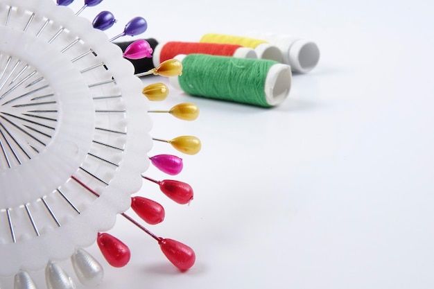 Zestaw igieł i kolorowe nici